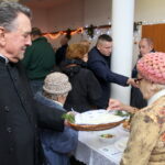 Wigilia dla ubogich, bezdomnych i  samotnych w domu parafialnym przy kościele św. Brata Alberta / Marta Gajda / Radio Kielce