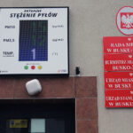 Na elektronicznej tablicy umieszczonej nad wejściem do Urzędu Miasta i Gminy w Busku-Zdroju wyświetlana jest informacja o aktualnym stanie powietrza / Marta Gajda / Radio Kielce