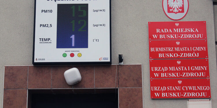 Na elektronicznej tablicy umieszczonej nad wejściem do Urzędu Miasta i Gminy w Busku-Zdroju wyświetlana jest informacja o aktualnym stanie powietrza / Marta Gajda / Radio Kielce