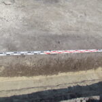 Odkrycia archeologów przy przy drodze wojewódzkiej 767 na odcinku Pińczów - Pasturka. Jama zasobowa / Muzeum Regionalne w Pińczowie