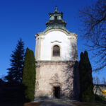 Jędrzejów. Kaplica bł. Wincentego Kadłubka, barokowa dzwonnica oraz XVIII-wieczna brama wjazdowa klasztoru cystersów w Jędrzejowie odzyskują dawny blask / Ewa Pociejowska-Gawęda / Radio Kielce