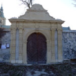 Jędrzejów. Kaplica bł. Wincentego Kadłubka, barokowa dzwonnica oraz XVIII-wieczna brama wjazdowa klasztoru cystersów w Jędrzejowie odzyskują dawny blask / Ewa Pociejowska-Gawęda / Radio Kielce