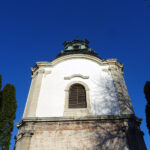 Jędrzejów. Kaplica bł. Wincentego Kadłubka, barokowa dzwonnica oraz XVIII-wieczna brama wjazdowa klasztoru cystersów w Jędrzejowie odzyskują dawny blask / Ewa Pociejowska-Gawęda / Radio Kielce