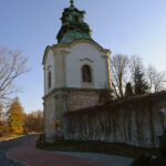 Jędrzejów. Kaplica bł. Wincentego Kadłubka, barokowa dzwonnica oraz XVIII-wieczna brama wjazdowa klasztoru cystersów w Jędrzejowie odzyskują dawny blask / Ewa Pociejowska-Gawęda / Radio Kielce