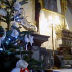 Jędrzejów. Patriotyczne choinki w klasztorze Ojców Cystersów / Ewa Pociejowska-Gawęda / Radio Kielce