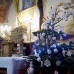 Jędrzejów. Patriotyczne choinki w klasztorze Ojców Cystersów / Ewa Pociejowska-Gawęda / Radio Kielce