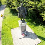 01.08.2017 Opatowiec. Pomnik Józefa Piłsudskiego. / Jarosław Kubalski / Radio Kielce