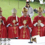 23.09.2017 Święty Krzyż. XVIII Świętokrzyski Rajd Pielgrzymkowy dotarł pod klasztor, gdzie na błoniach odprawiona została msza święta. Biskupi Marian Florczyk, Kazimierz Nitkiewicz, Henryk Tomasik i Jan Piotrowski / Jarosław Kubalski / Radio Kielce