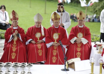 23.09.2017 Święty Krzyż. XVIII Świętokrzyski Rajd Pielgrzymkowy dotarł pod klasztor, gdzie na błoniach odprawiona została msza święta. Biskupi Marian Florczyk, Kazimierz Nitkiewicz, Henryk Tomasik i Jan Piotrowski / Jarosław Kubalski / Radio Kielce