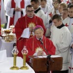 23.09.2017 Święty Krzyż. XVIII Świętokrzyski Rajd Pielgrzymkowy dotarł pod klasztor, gdzie na błoniach odprawiona została msza święta. Biskup diecezji radomskiej Henryk Tomasik / Jarosław Kubalski / Radio Kielce