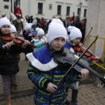 06.01.2018 Kielce. Orszaki Trzech Króli spotkały się na Placu Jana Pawła II / Jarosław Kubalski / Radio Kielce