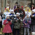 06.01.2018 Kielce. Orszaki Trzech Króli spotkały się na Placu Jana Pawła II / Jarosław Kubalski / Radio Kielce