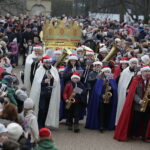 06.01.2018 Kielce. Orszaki Trzech Króli spotkały się na Placu Jana Pawła II / Jarosław Kubalski / Radio Kielce