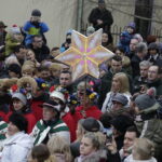 06.01.2018 Kielce. Orszaki Trzech Króli spotkały się na Placu Jana Pawła II / Jarosław Kubalski / Radio Kielce