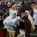 06.01.2018 Kielce. Orszaki Trzech Króli spotkały się na Placu Jana Pawła II / Jarosław Kubalski / Radio Kielce