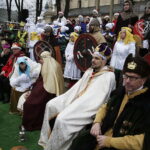 06.01.2018 Kielce. Orszaki Trzech Króli spotkały się na Placu Jana Pawła II / Jarosław Kubalski / Radio Kielce