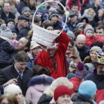 06.01.2018 Kielce. Orszaki Trzech Króli spotkały się na Placu Jana Pawła II / Jarosław Kubalski / Radio Kielce