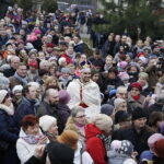 06.01.2018 Kielce. Orszaki Trzech Króli spotkały się na Placu Jana Pawła II / Jarosław Kubalski / Radio Kielce