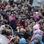 06.01.2018 Kielce. Orszaki Trzech Króli spotkały się na Placu Jana Pawła II / Jarosław Kubalski / Radio Kielce