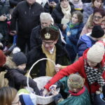 06.01.2018 Kielce. Orszaki Trzech Króli spotkały się na Placu Jana Pawła II / Jarosław Kubalski / Radio Kielce