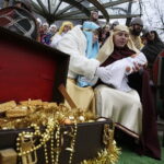 06.01.2018 Kielce. Orszaki Trzech Króli spotkały się na Placu Jana Pawła II / Jarosław Kubalski / Radio Kielce