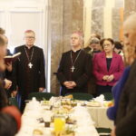 31.03.2018 Kielce. WDK.. Wielkanocne śniadanie dla bezdomnych, ubogich i samotnych. Biskupi Andrzej Kaleta i Jan Piotrowski / Jarosław Kubalski / Radio Kielce