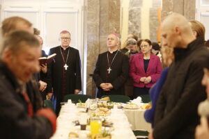 31.03.2018 Kielce. WDK.. Wielkanocne śniadanie dla bezdomnych, ubogich i samotnych. Biskupi Andrzej Kaleta i Jan Piotrowski / Jarosław Kubalski / Radio Kielce