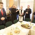 31.03.2018 Kielce. WDK.. Wielkanocne śniadanie dla bezdomnych, ubogich i samotnych. Senator Krzysztof Słoń, ks. Krzysztof Banasik, bp Marian Florczyk, bp Andrzej Kaleta i bp Jan Piotrowski / Jarosław Kubalski / Radio Kielce