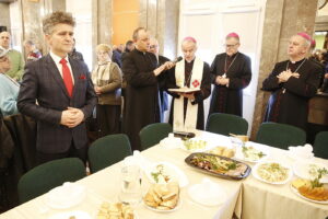 31.03.2018 Kielce. WDK.. Wielkanocne śniadanie dla bezdomnych, ubogich i samotnych. Senator Krzysztof Słoń, ks. Krzysztof Banasik, bp Marian Florczyk, bp Andrzej Kaleta i bp Jan Piotrowski / Jarosław Kubalski / Radio Kielce