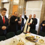 31.03.2018 Kielce. WDK.. Wielkanocne śniadanie dla bezdomnych, ubogich i samotnych. Senator Krzysztof Słoń, ks. Krzysztof Banasik, bp Marian Florczyk, bp Andrzej Kaleta i bp Jan Piotrowski / Jarosław Kubalski / Radio Kielce