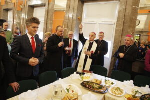 31.03.2018 Kielce. WDK.. Wielkanocne śniadanie dla bezdomnych, ubogich i samotnych. Senator Krzysztof Słoń, ks. Krzysztof Banasik, bp Marian Florczyk, bp Andrzej Kaleta i bp Jan Piotrowski / Jarosław Kubalski / Radio Kielce