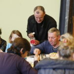 31.03.2018 Kielce. WDK.. Wielkanocne śniadanie dla bezdomnych, ubogich i samotnych / Jarosław Kubalski / Radio Kielce