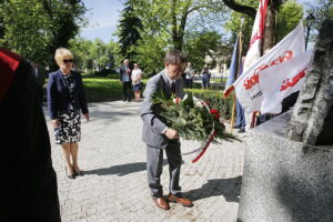 01.05.2018 Kielce. Uroczystości 1 Maja. Święto Pracy. Złożenie kwiatów pod tablicą upamiętniającą powstanie „Solidarności” na skwerze Stefana Żeromskiego / Jarosław Kubalski / Radio Kielce