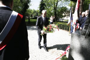 01.05.2018 Kielce. Uroczystości 1 Maja. Święto Pracy. Złożenie kwiatów pod tablicą upamiętniającą powstanie „Solidarności” na skwerze Stefana Żeromskiego / Jarosław Kubalski / Radio Kielce