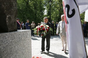 01.05.2018 Kielce. Uroczystości 1 Maja. Święto Pracy. Złożenie kwiatów pod tablicą upamiętniającą powstanie „Solidarności” na skwerze Stefana Żeromskiego / Jarosław Kubalski / Radio Kielce