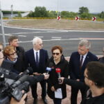 18.05.2018 Skarżysko - Kamienna. Konferencja prasowa przy nowym rondzie przy Alei Jana Pawła II i ulicy Krakowskiej. Poseł Pis Maria Zuba, wiceprzewodniczący sejmiku województwa Andrzej Pruś, dyrektor GDDKiA w Kielcach Krzysztof Strzelczyk, wojewoda Agata Wojtyszek, senator Jarosław Rusiecki i wicewojewoda Andrzej Bętkowski / Jarosław Kubalski / Radio Kielce