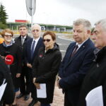 18.05.2018 Skarżysko - Kamienna. Konferencja prasowa przy nowym rondzie przy Alei Jana Pawła II i ulicy Krakowskiej. Poseł Pis Maria Zuba, wiceprzewodniczący sejmiku województwa Andrzej Pruś, dyrektor GDDKiA w Kielcach Krzysztof Strzelczyk, wojewoda Agata Wojtyszek, senator Jarosław Rusiecki i wicewojewoda Andrzej Bętkowski / Jarosław Kubalski / Radio Kielce