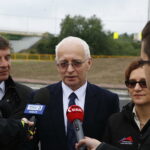 18.05.2018 Skarżysko - Kamienna. Konferencja prasowa przy nowym rondzie przy Alei Jana Pawła II i ulicy Krakowskiej. Wiceprzewodniczący sejmiku województwa Andrzej Pruś, dyrektor GDDKiA w Kielcach Krzysztof Strzelczyk, wojewoda Agata Wojtyszek / Jarosław Kubalski / Radio Kielce