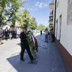 04.07.2018 Kielce. 72. rocznicy pogromu kieleckiego. Złożenie kwiatów przy kamienicy przy ulicy Planty 7/9. przedstawiciel Kancelarii Prezydenta RP Andrzeja Dudy Dawid Drabik / Jarosław Kubalski / Radio Kielce