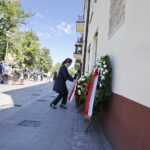 04.07.2018 Kielce. 72. rocznicy pogromu kieleckiego. Złożenie kwiatów przy kamienicy przy ulicy Planty 7/9. Wojewoda Agata Wojtyszek / Jarosław Kubalski / Radio Kielce