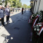 04.07.2018 Kielce. 72. rocznicy pogromu kieleckiego. Złożenie kwiatów przy kamienicy przy ulicy Planty 7/9. Wiceprzewodniczacy Rady Miasta Robert Siejka, zastępca prezydenta Tadeusz Sayor i senator Krzysztof Słoń / Jarosław Kubalski / Radio Kielce