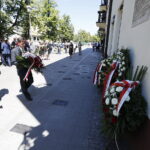 04.07.2018 Kielce. 72. rocznicy pogromu kieleckiego. Złożenie kwiatów przy kamienicy przy ulicy Planty 7/9. Dorota Koczwańska - Kalita i Leszek Bukowski , IPN / Jarosław Kubalski / Radio Kielce