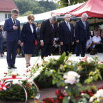 12.07.2018 Michniów. Uroczystości Dnia Walki i Męczeństwa Wsi Polskiej. Na zdjęciu (od lewej): senator PiS Krzysztof Słoń, poseł PiS Maria Zuba, Minister Rolnictwa i Rozwoju Wsi Jan Ardanowski, poseł Krzysztof Lipiec, prezes świętokrzyskiej organizacji PiS oraz wicewojewoda świętokrzyski Andrzej Bętkowski / Jarosław Kubalski / Radio Kielce