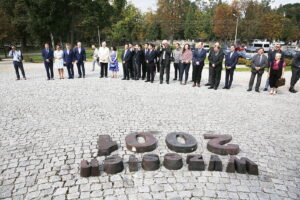 01.09.2018 Kielce. Uroczystości z okazji 79. rocznicy wybuchu II wojny światowej. Zapalenie zniczy pod pomnikiem Homo Hommini przez prezydenta Wojciecha Lubawskiego oraz delegacje z miast partnerskich / Jarosław Kubalski / Radio Kielce