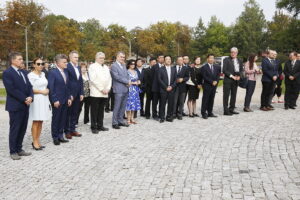 01.09.2018 Kielce. Uroczystości z okazji 79. rocznicy wybuchu II wojny światowej. Zapalenie zniczy pod pomnikiem Homo Hommini przez prezydenta Wojciecha Lubawskiego oraz delegacje z miast partnerskich / Jarosław Kubalski / Radio Kielce