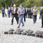 01.09.2018 Kielce. Uroczystości z okazji 79. rocznicy wybuchu II wojny światowej. Zapalenie zniczy pod pomnikiem Homo Hommini przez prezydenta Wojciecha Lubawskiego oraz delegacje z miast partnerskich / Jarosław Kubalski / Radio Kielce