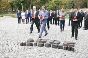 01.09.2018 Kielce. Uroczystości z okazji 79. rocznicy wybuchu II wojny światowej. Zapalenie zniczy pod pomnikiem Homo Hommini przez prezydenta Wojciecha Lubawskiego oraz delegacje z miast partnerskich / Jarosław Kubalski / Radio Kielce