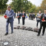 01.09.2018 Kielce. Uroczystości z okazji 79. rocznicy wybuchu II wojny światowej. Zapalenie zniczy pod pomnikiem Homo Hommini przez prezydenta Wojciecha Lubawskiego oraz delegacje z miast partnerskich / Jarosław Kubalski / Radio Kielce