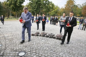 01.09.2018 Kielce. Uroczystości z okazji 79. rocznicy wybuchu II wojny światowej. Zapalenie zniczy pod pomnikiem Homo Hommini przez prezydenta Wojciecha Lubawskiego oraz delegacje z miast partnerskich / Jarosław Kubalski / Radio Kielce