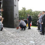 01.09.2018 Kielce. Uroczystości z okazji 79. rocznicy wybuchu II wojny światowej. Zapalenie zniczy pod pomnikiem Homo Hommini przez prezydenta Wojciecha Lubawskiego oraz delegacje z miast partnerskich / Jarosław Kubalski / Radio Kielce